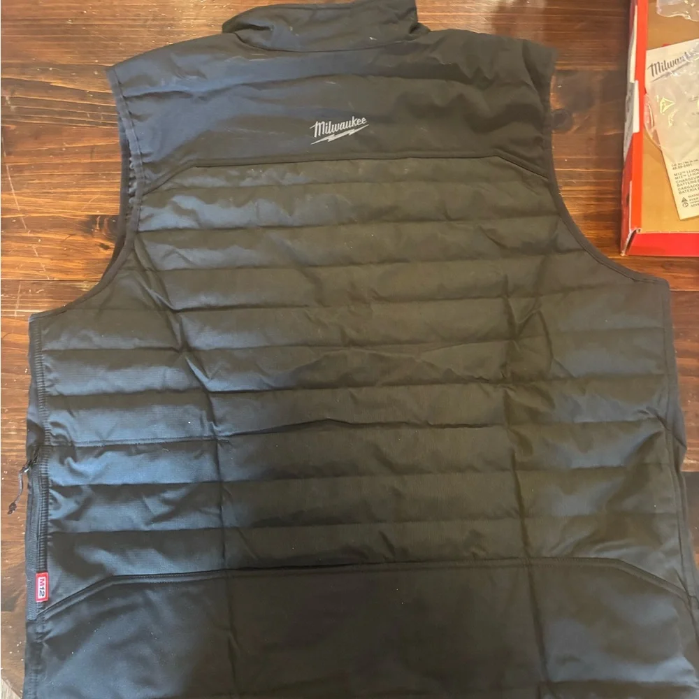 Milwaukee M12 Axis Heated vest - Picture 5 of 5